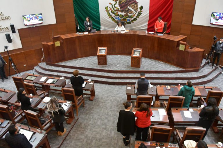 Chocan diputados por reducción de curules