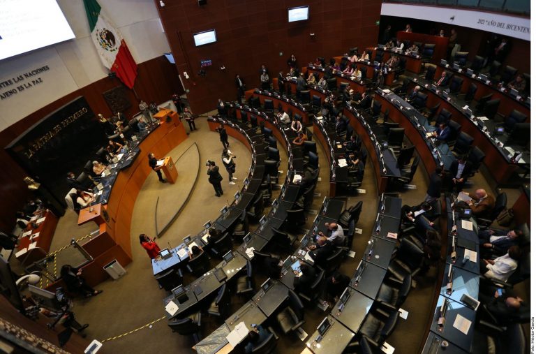 Chocan Morena y PAN en Senado por violencia