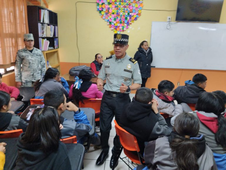 Comisario de la GN visita secundaria Antonio Rosales