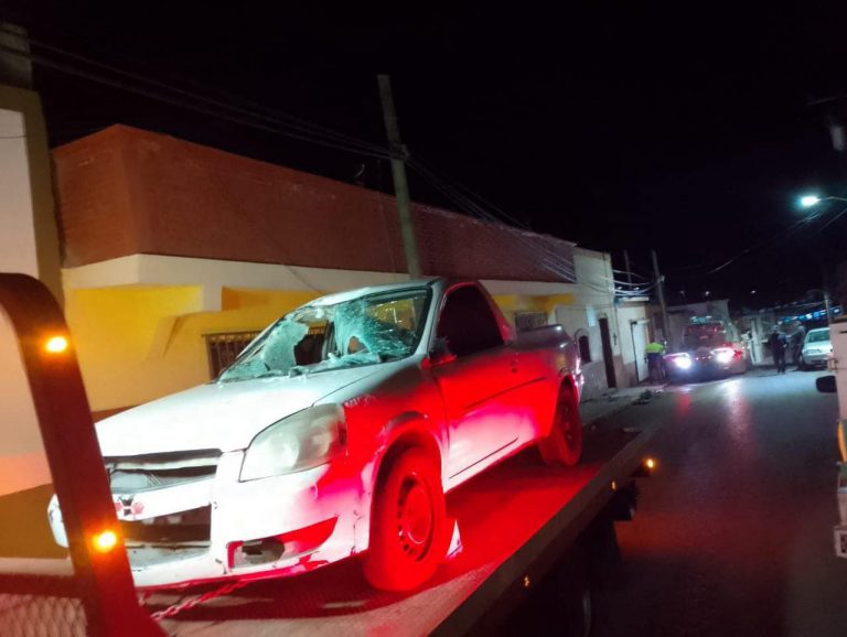 Muere conductor tras caerle un poste encima a su vehículo