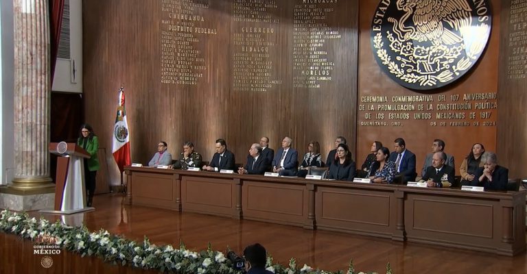 Sin AMLO, conmemoran aniversario de Constitución