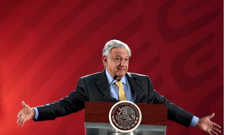 Critican intimidación del SAT a REFORMA