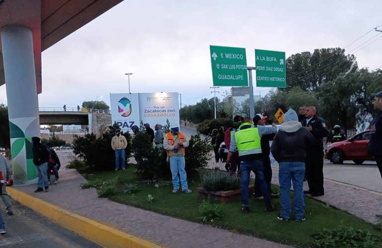 Desquician tráfico trabajadores de la construcción