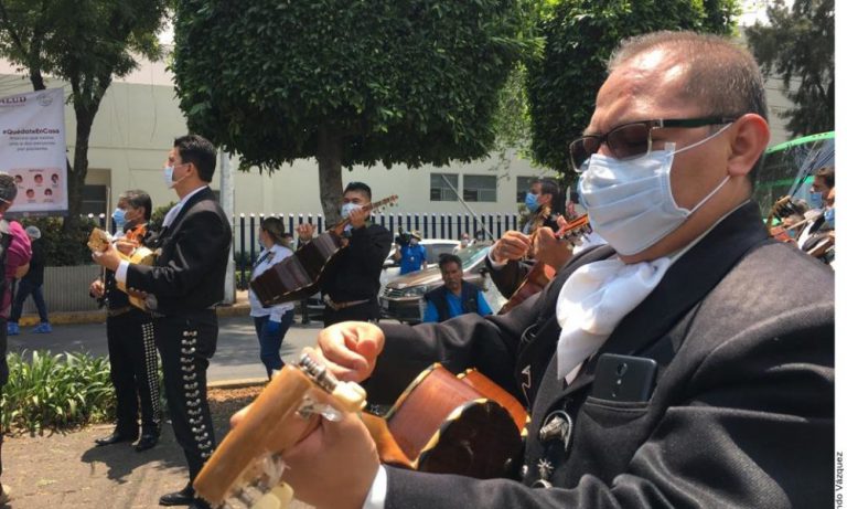 Dan mariachis serenata afuera del INER