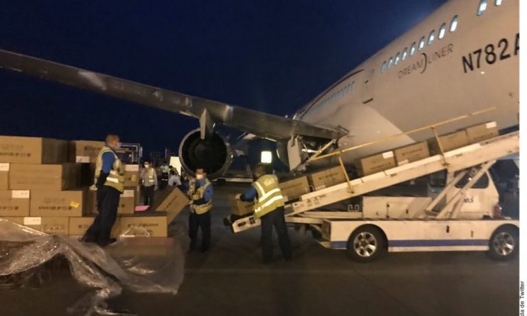 Despega vuelo con equipo médico desde China