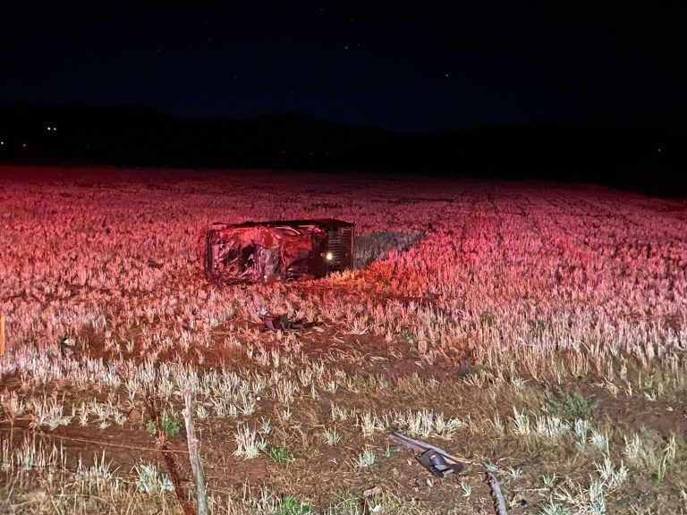 Dos menores resultan lesionados en una volcadura