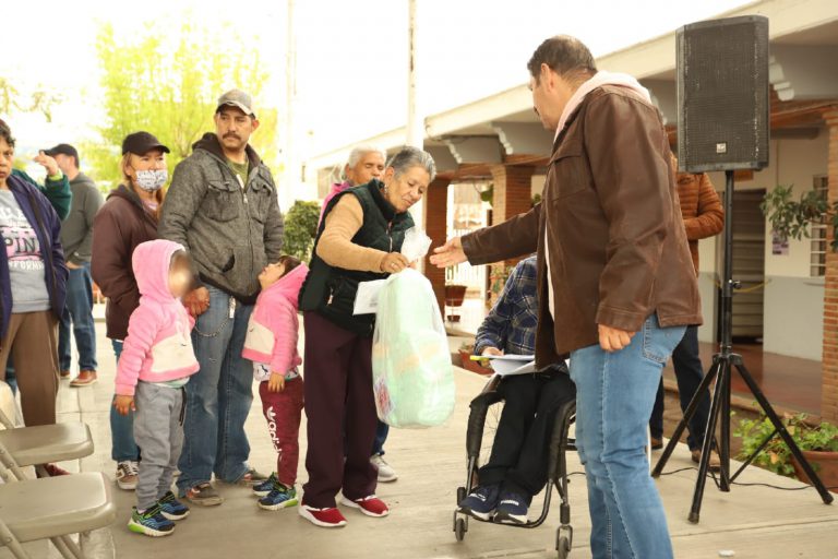 Entrega DIF Jerez apoyos en campaña Envueltos con Amor