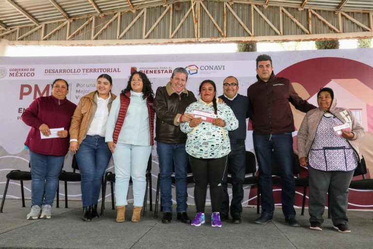Entregan apoyos de vivienda a familias de Pinos