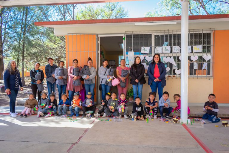 Entregan juguetes y apoyos en jardín de niños Primavera