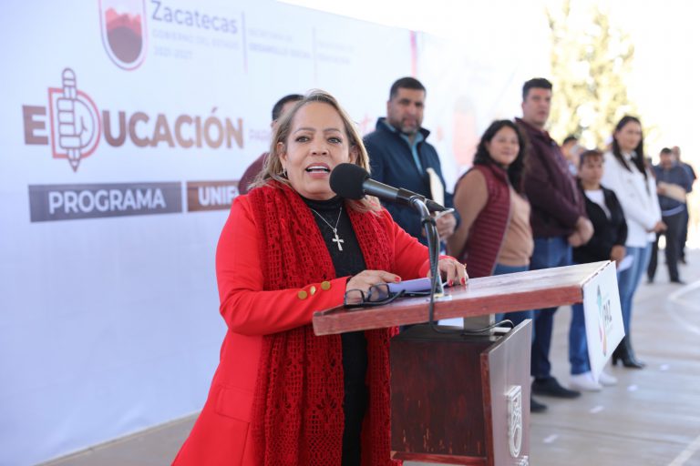 Entregan uniformes en primaria Francisco Villa