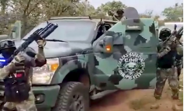 Exhibe cártel arsenal militar