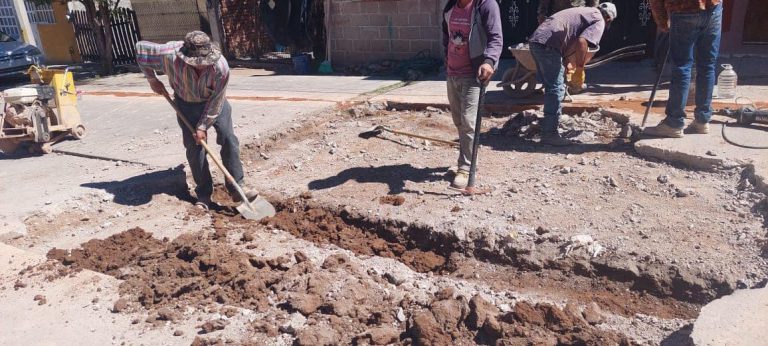 Filtración atrasa reparación de calles en El Agave
