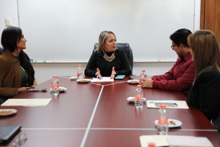 Firman escrituras de telesecundaria Ramón López Velarde