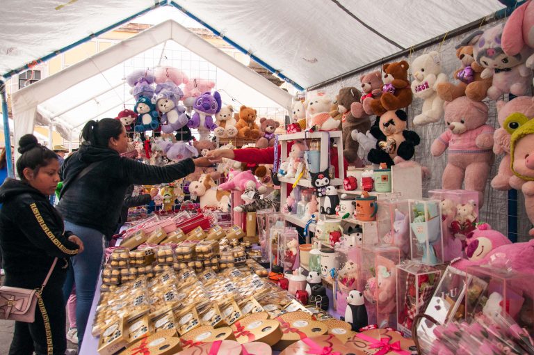 Instalan tianguis del Día del Amor