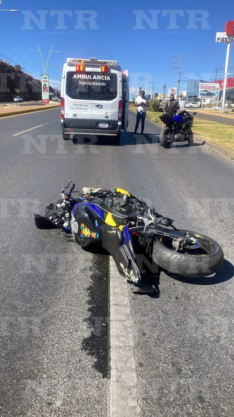 Hombre cae de su moto en calzada Héroes de Chapultepec