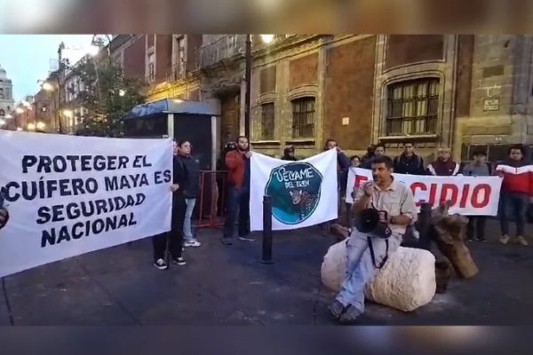 Protesta #SélvameDelTren en Palacio Nacional
