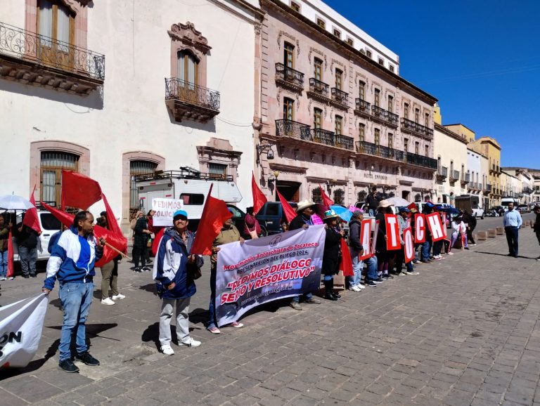 Protestan integrantes de Antorcha Campesina