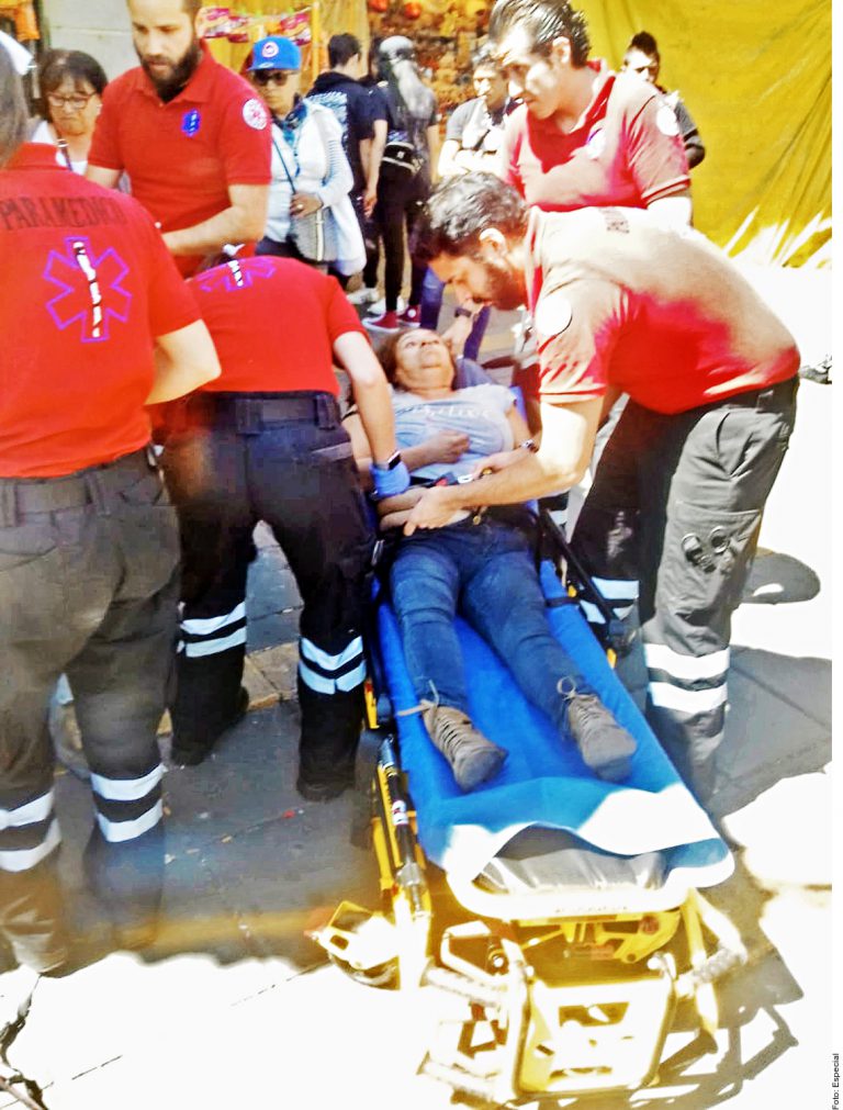 Se desvanece en el Metro, la abandonan y muere
