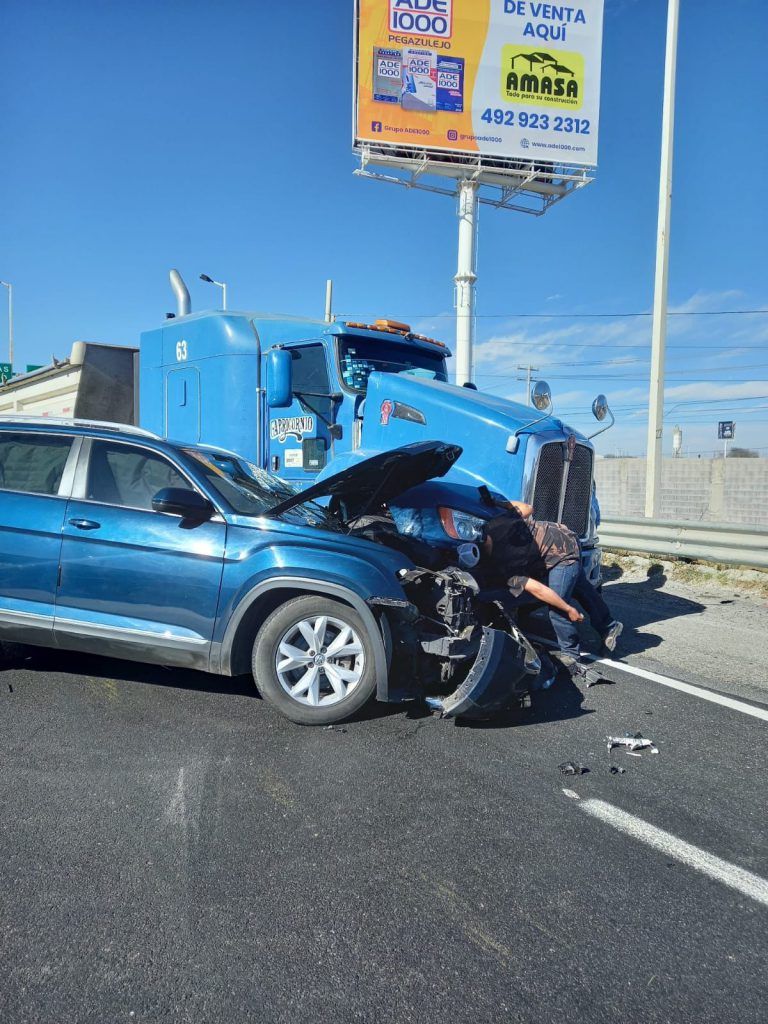 Se impactan camioneta y tráiler en la federal 45