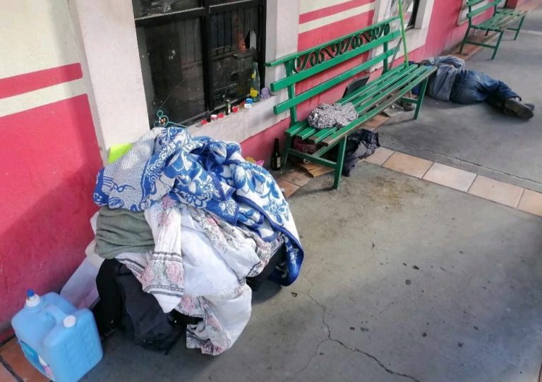 Se quejan de indigentes en el Mercado Hidalgo
