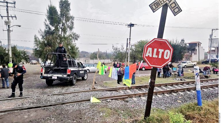 Sigue bloqueo por grupo radical: Aureoles