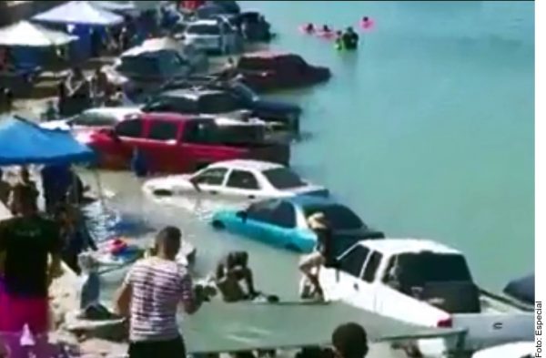 Sumerge marea autos en playa de Sonora