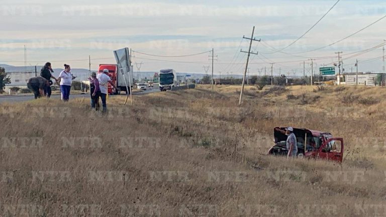 Termina herido de gravedad tras volcarse en federal 45