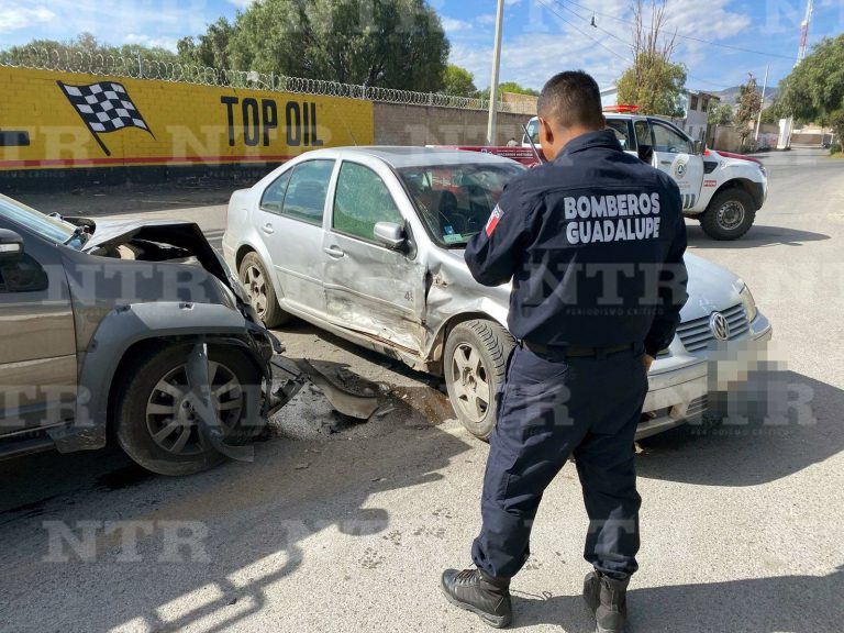 Choque entre vehículos deja una mujer herida