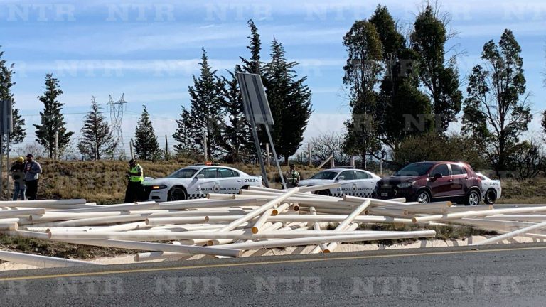 Vuelca camión que transportaba tubos de PVC