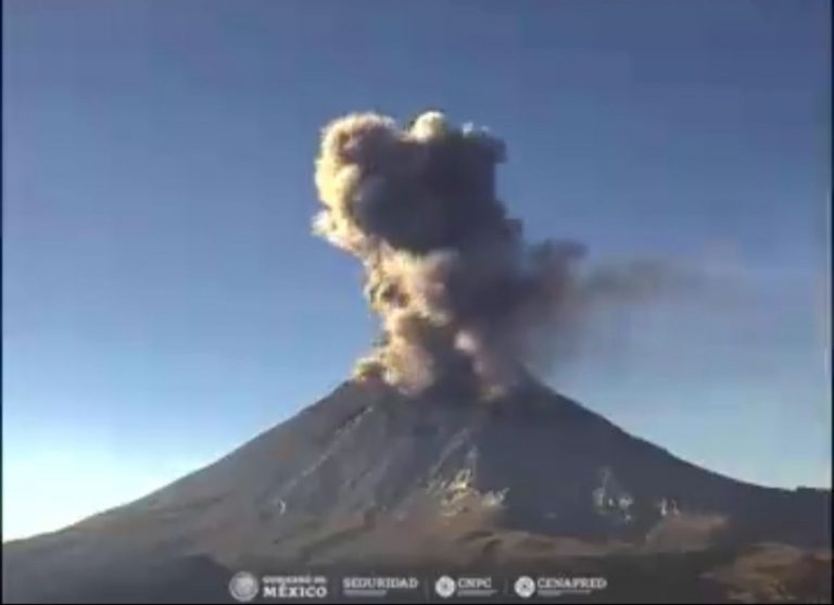 Volcán Popocatépetl ‘no da tregua’: Suspenden vuelos en aeropuerto de Puebla por ceniza
