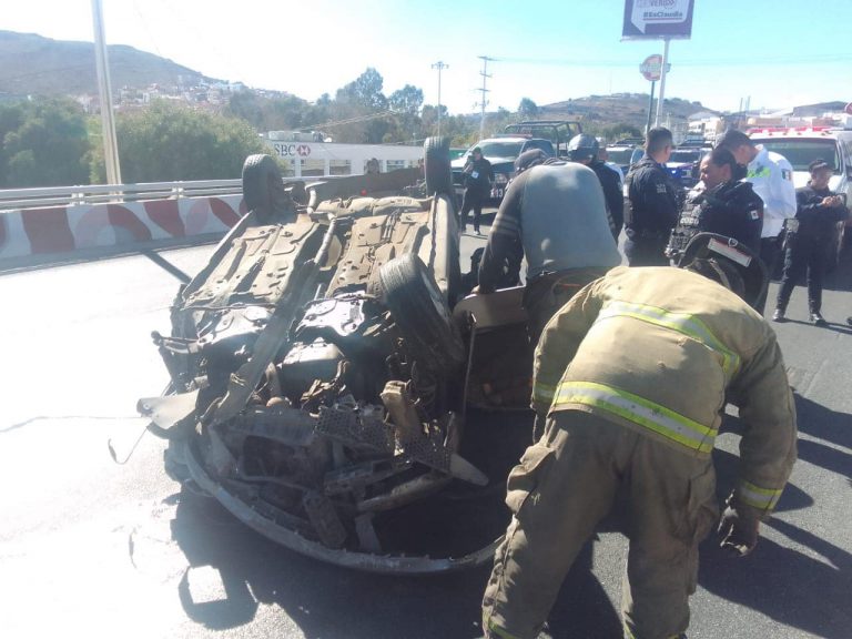 Vuelca su auto; manejaba ebrio