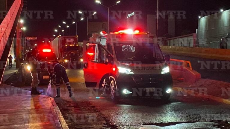 Cae motociclista al asfalto en Paseo del Mineral