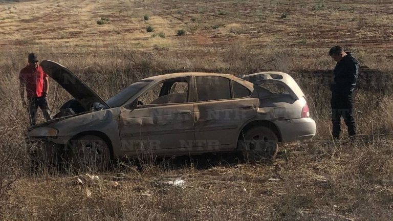 Vuelca automóvil en Fresnillo; tripulantes resultan ilesos