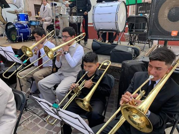 Sale a botear banda sinfónica para costear viaje