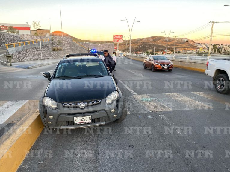 Vuelca camioneta sobre calzada solidaridad