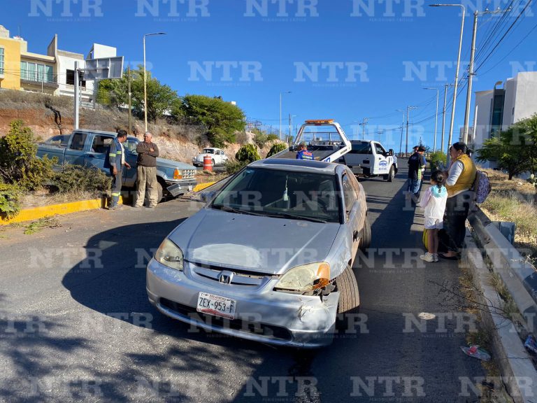 Chocan automóvil y camioneta sobre calzada solidaridad