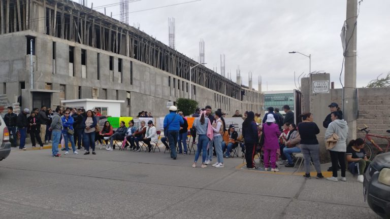 Protestan maestros; exigen seguridad