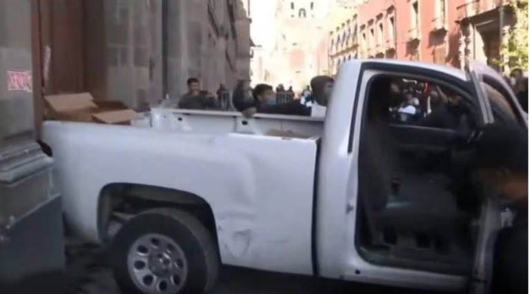 Normalistas de Ayotzinapa irrumpen en Palacio Nacional; derriban puerta con una camioneta