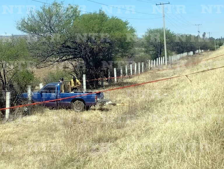 Localizan dos cuerpos sin vida al interior de una camioneta