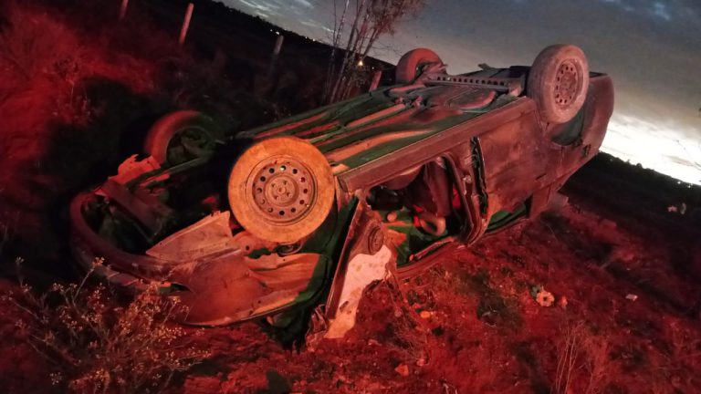 Vuelca automóvil; hay un muerto y dos heridos