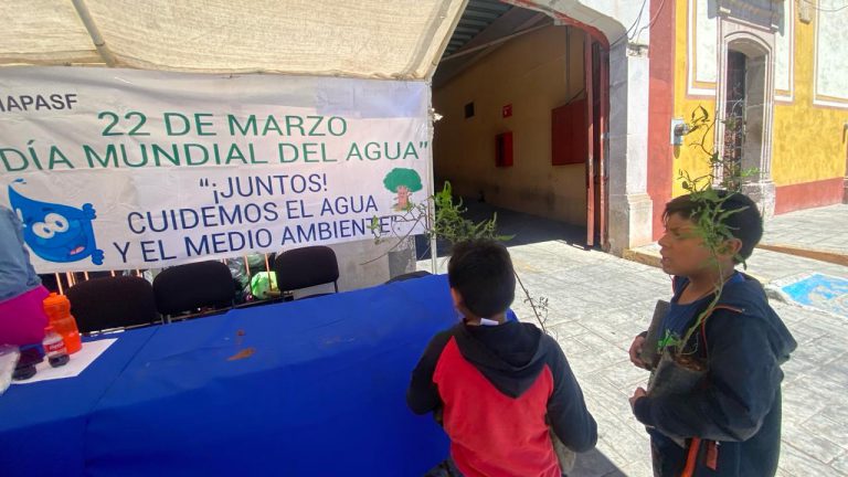 Adoptan árboles y se comprometen a cuidarlos