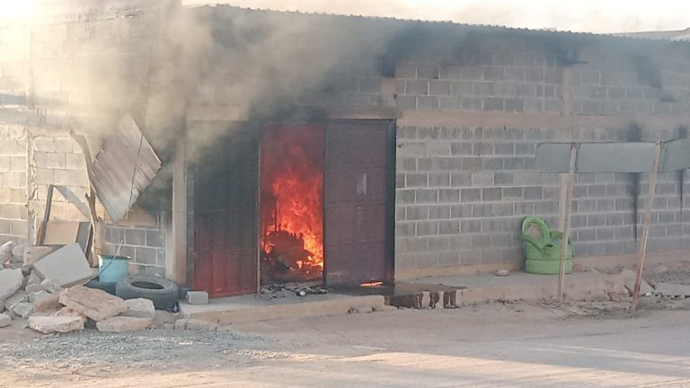 Arde casa de revendedores de gasolina