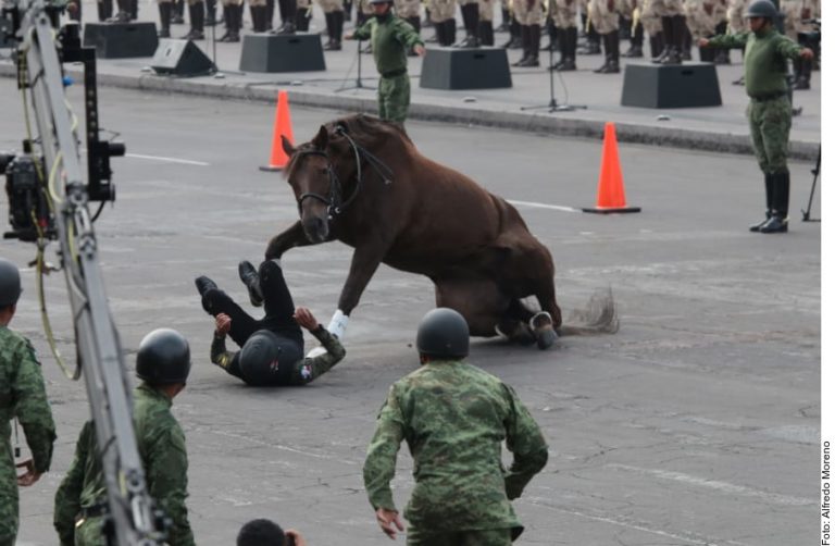 Cae jinete en espectáculo ecuestre