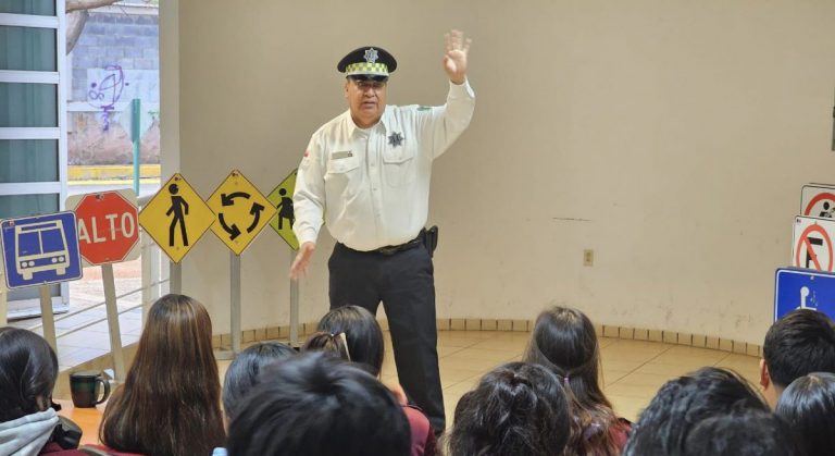 Capacitan a estudiantes del Cecytez sobre cultura vial