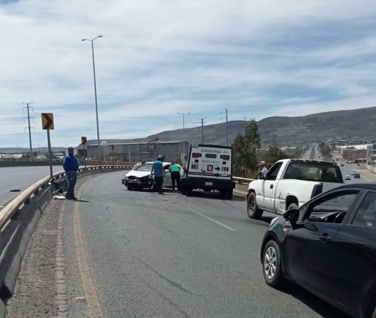 Choca camioneta de valores contra auto