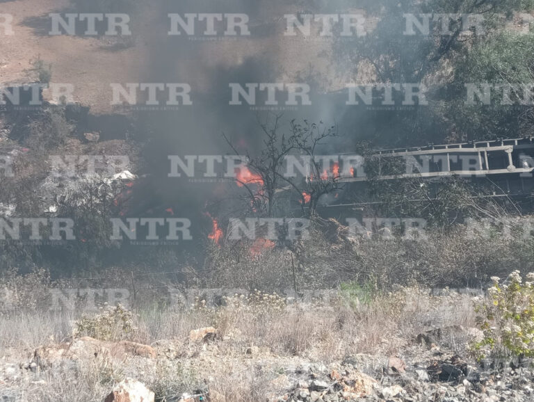 Chocan camiones y uno se incendia