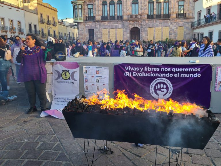 Realizan performance referente al 8M