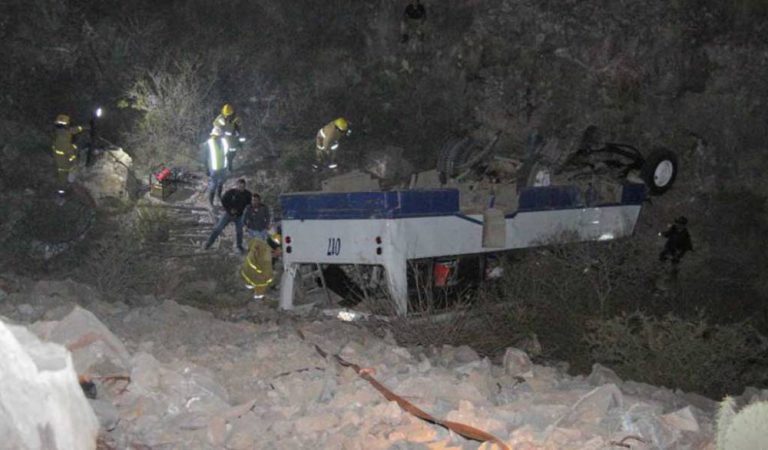 Desbarranca autobús en Durango; hay 10 muertos