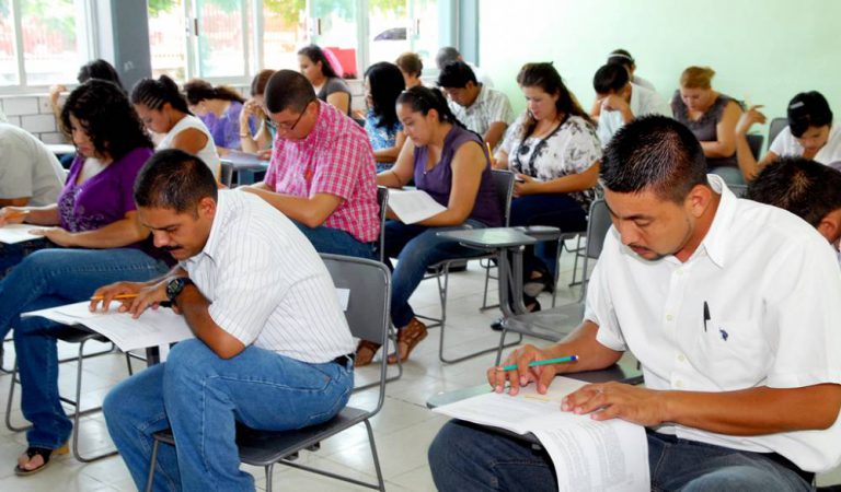 Destaca INEE que evitó despedidos de maestros
