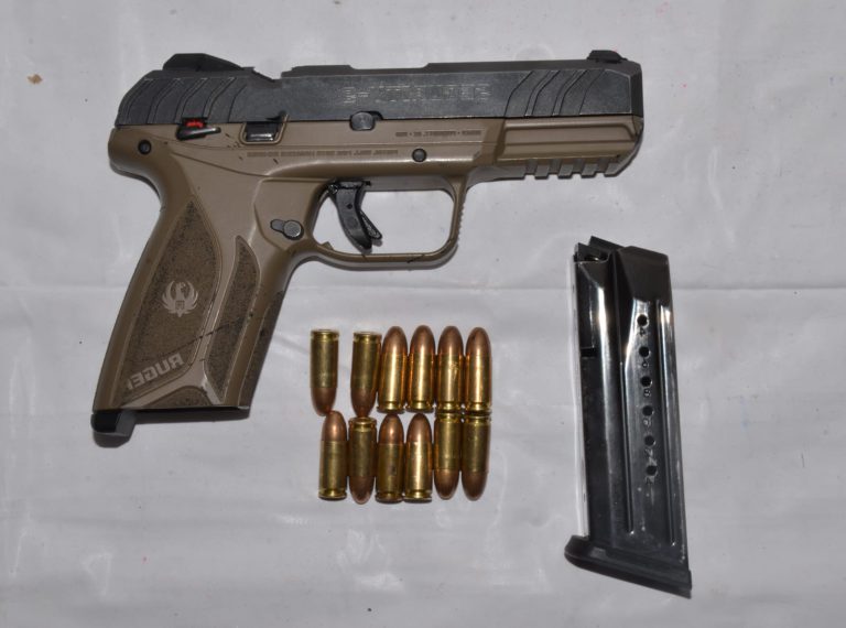 Detienen a ocho por portación de armas y droga